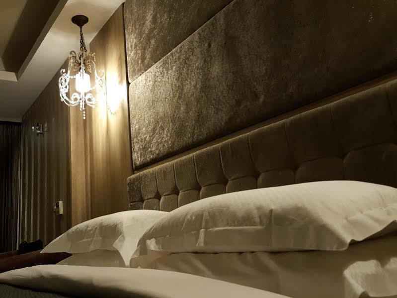 The Riverside Hotel & Motel Гаосюн Экстерьер фото